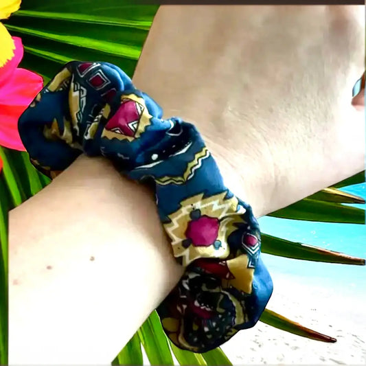 Chouchou Cheveux Satin Bleu Floral – Scrunchie Printemps Été Tendance 2025 - Chouchous et élastiques