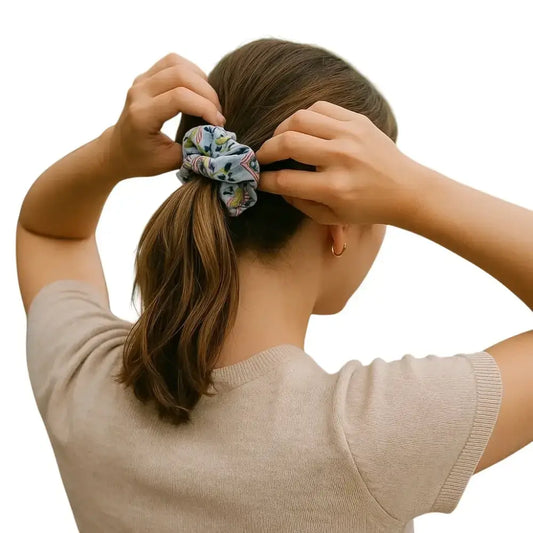 Scrunchie floral bleu pour coiffure de printemps et d'été
