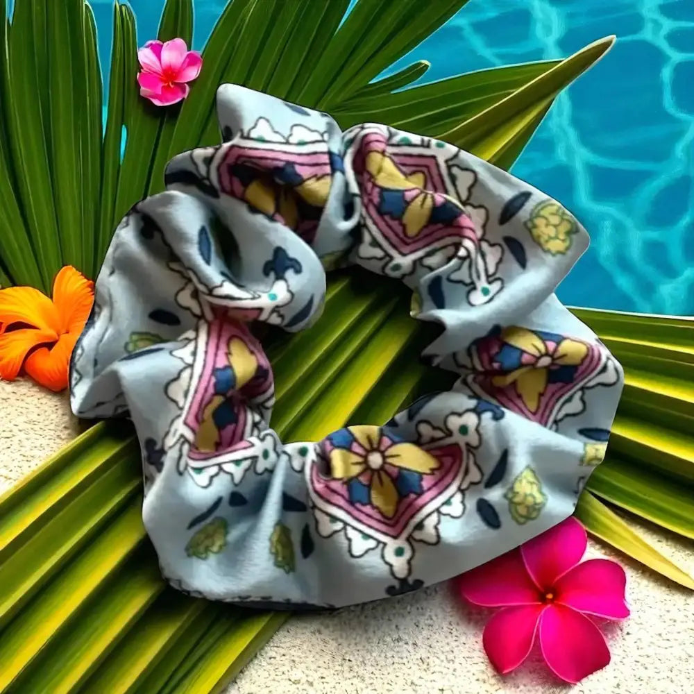 Chouchou Cheveux Satin Floral Bleu – Scrunchie Élégant Tendance 2025 - Chouchous et élastiques