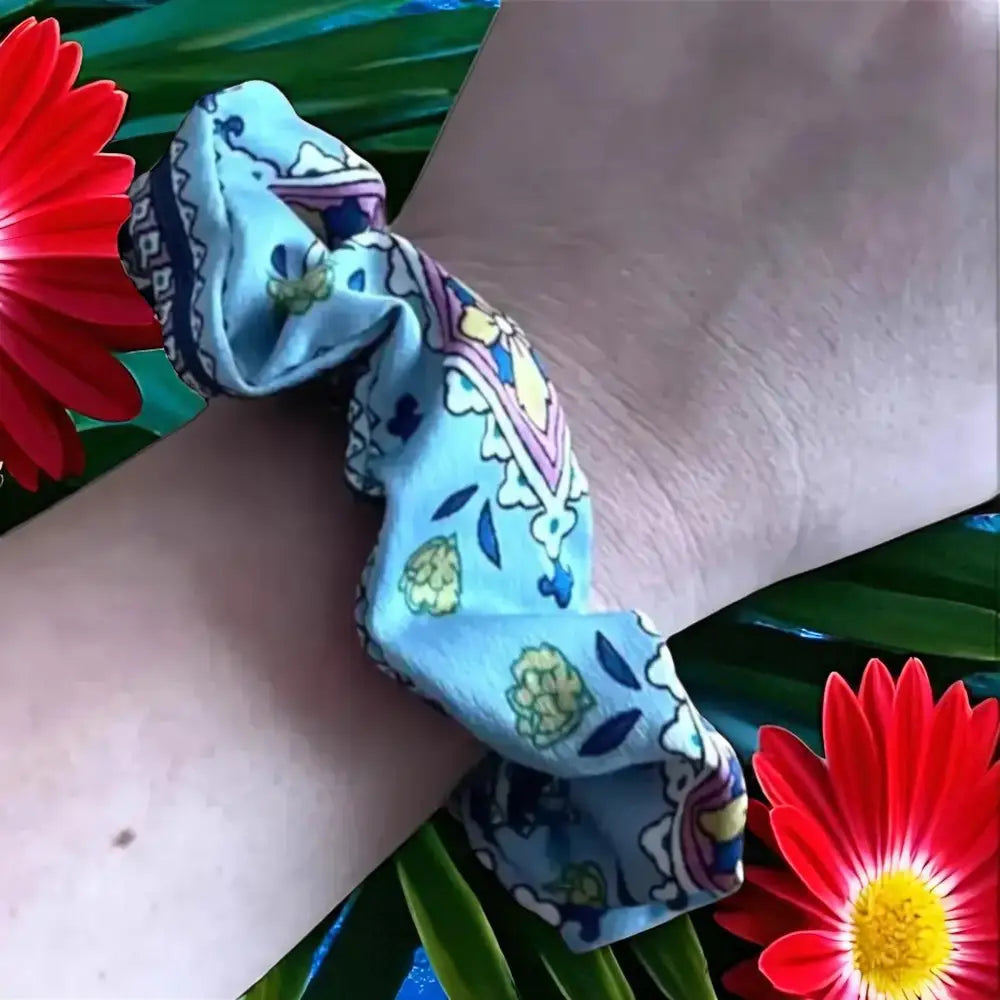 Chouchou Cheveux Satin Floral Bleu – Scrunchie Élégant Tendance 2025 - Chouchous et élastiques
