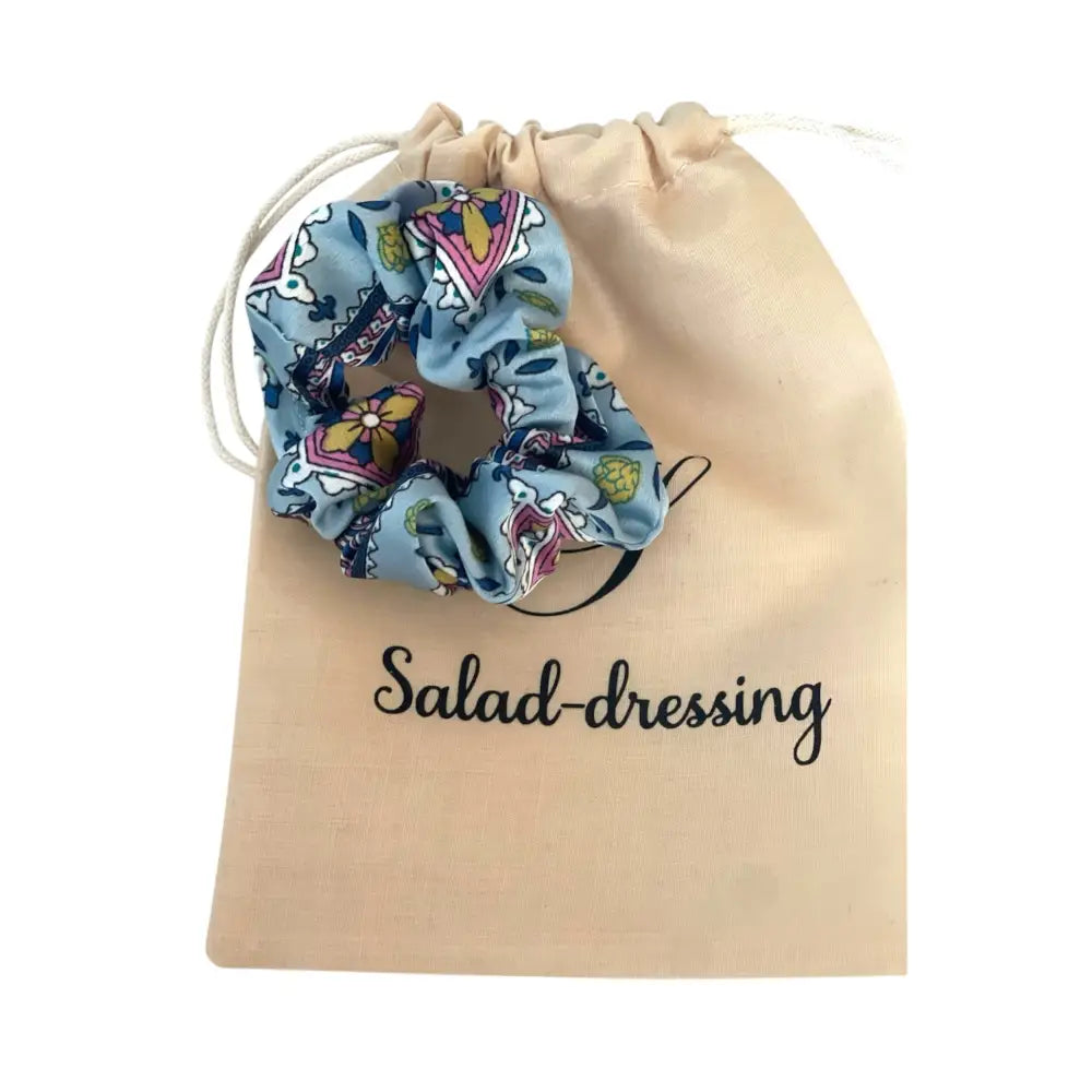 Chouchou Cheveux Satin Floral Bleu – Scrunchie Élégant Tendance 2025 - Chouchous et élastiques