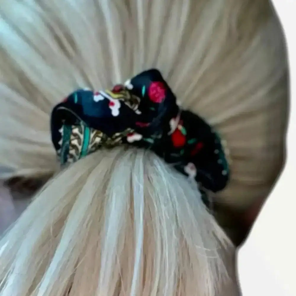 Chouchou cheveux satin noir imprimé fleurs, coiffure chic et douce