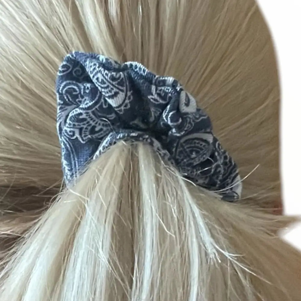 Accessoire cheveux chouchou en jean bleu, allié mode pour un style casua