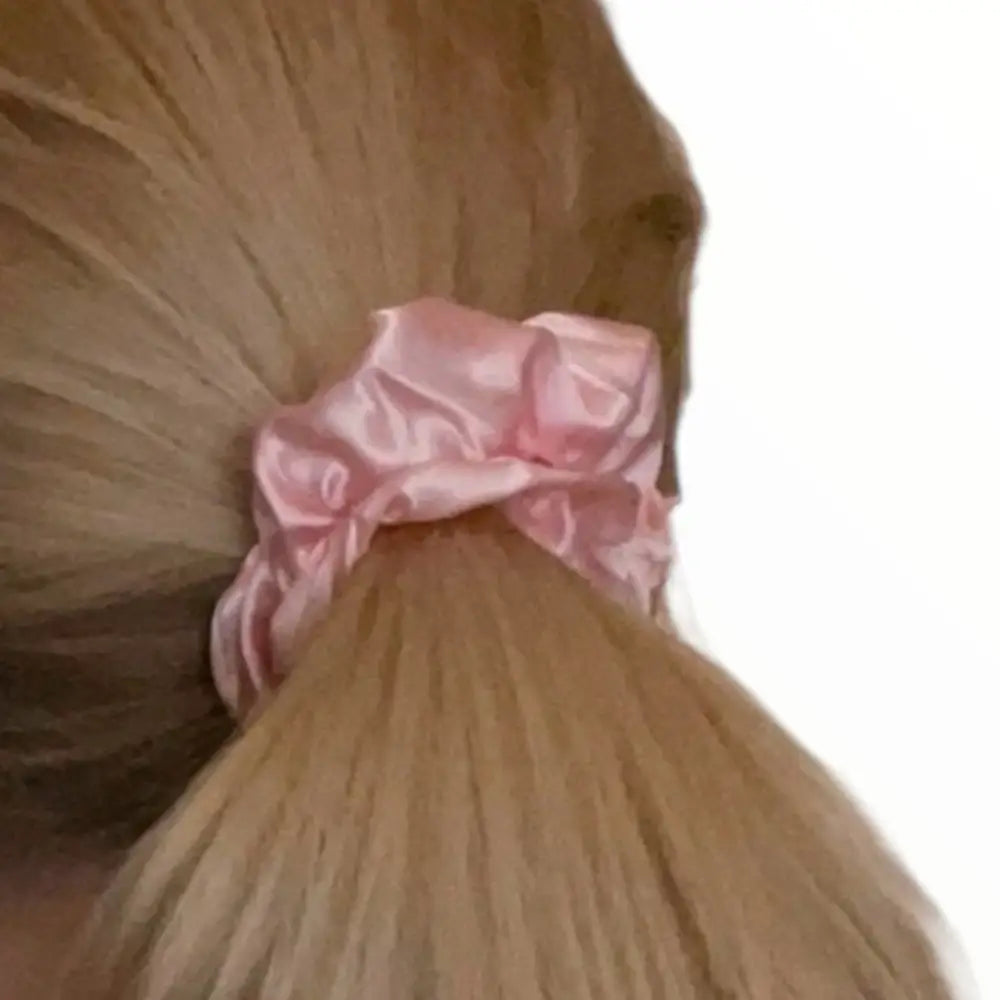 Accessoire cheveux satin rose, chouchou chic et confortable