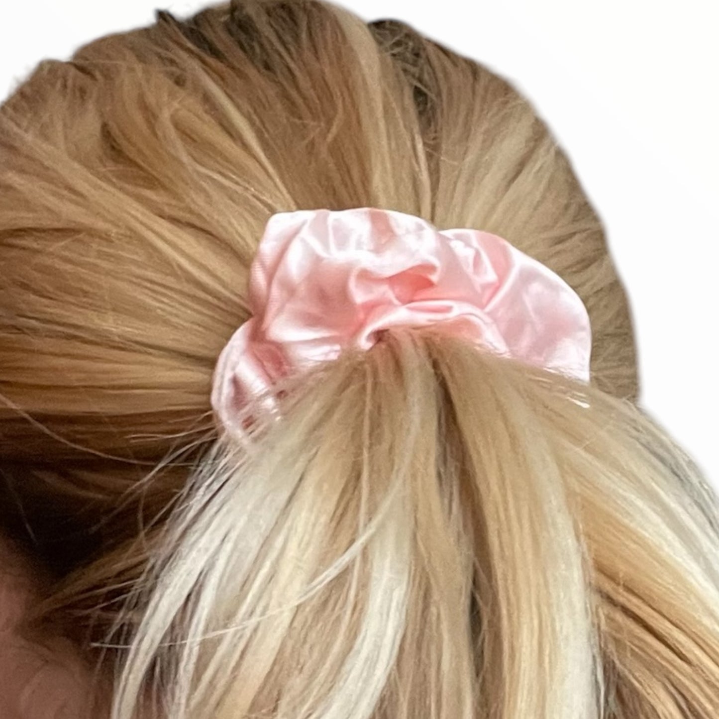 Accessoire cheveux tendance : chouchou satin rose pour un look chic
