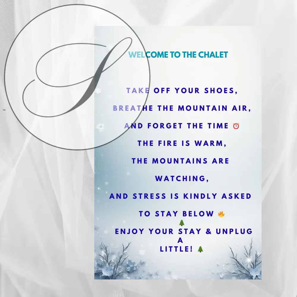 Affiche de bienvenue welcome to the chalet en décoration murale hiver bleu clair avec texte violet et motifs sapin et flocon