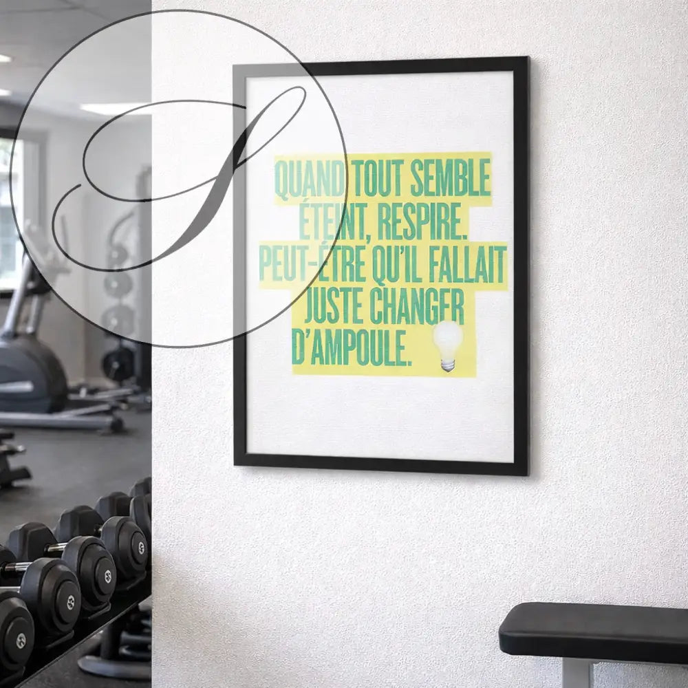 Poster inspirant décoratif avec citation motivation en texte vert sur fond jaune et blanc avec ampoule illustrée encadrée noire
