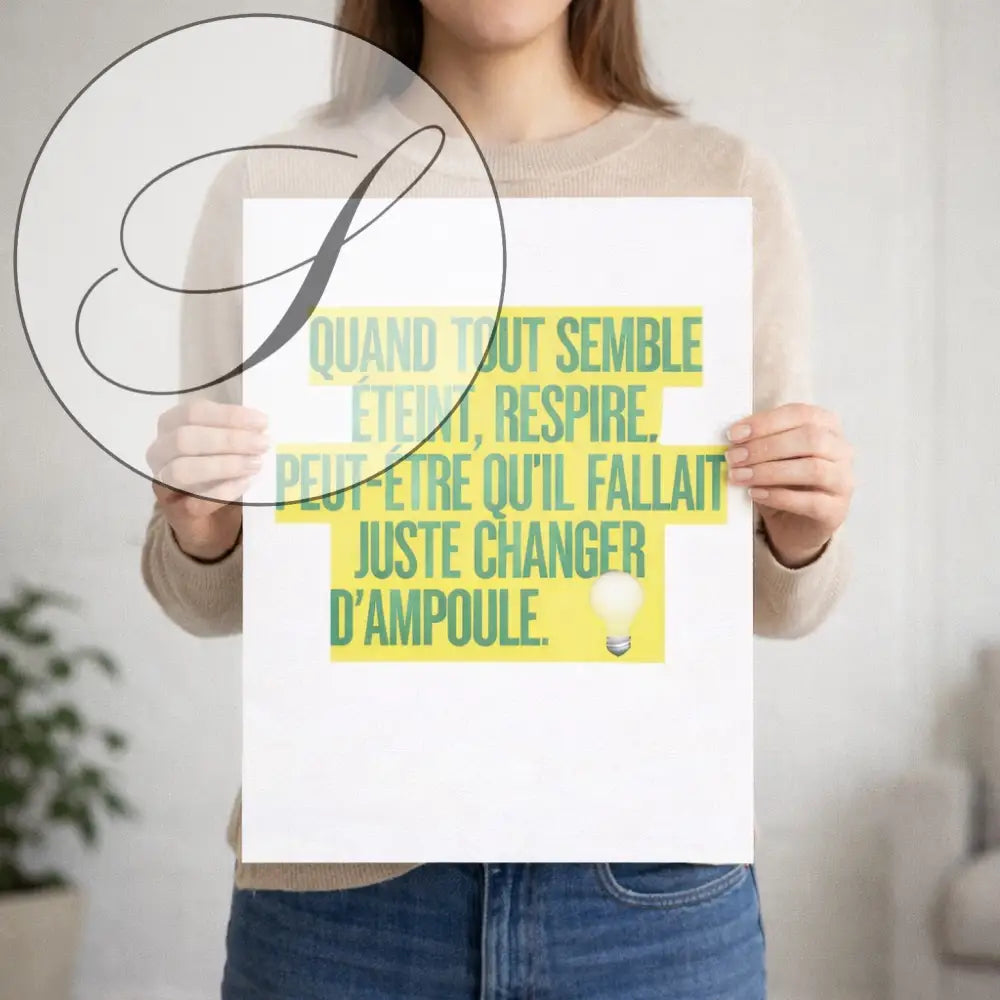 Poster inspirant blanc avec texte vert sur fond jaune et illustration ampoule pour décoration murale motivation