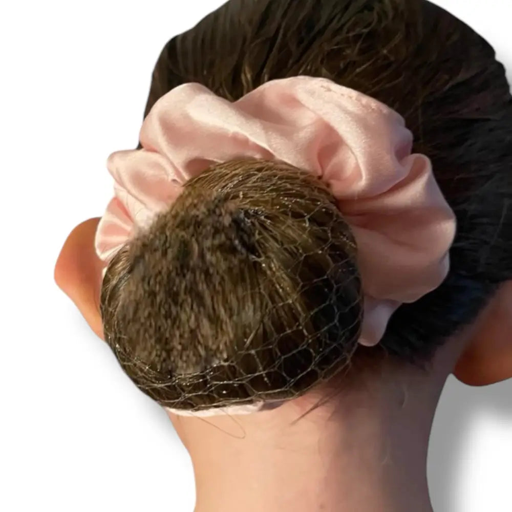 Chouchou rose avec filet fin pour un chignon élégant et solide