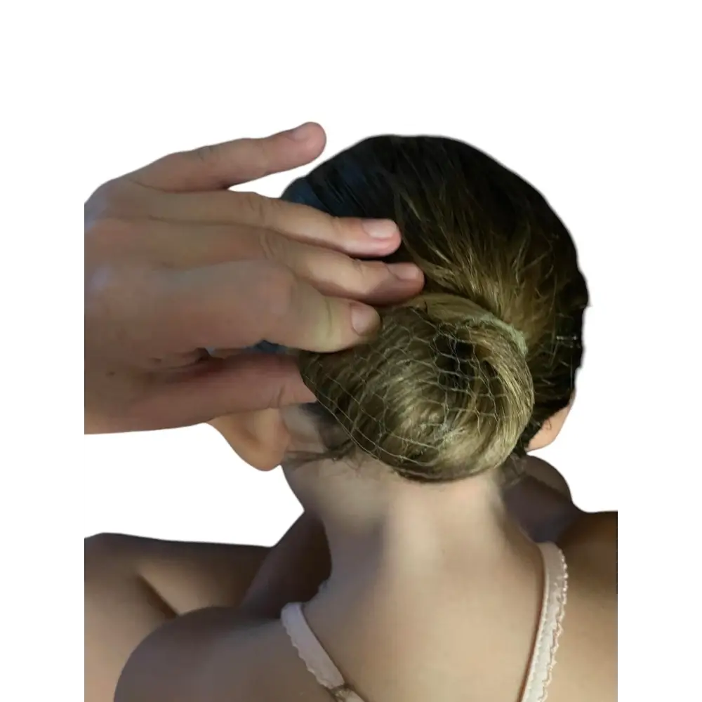 Chignon parfait pour ballet avec filet, épingles et pinces à cheveux