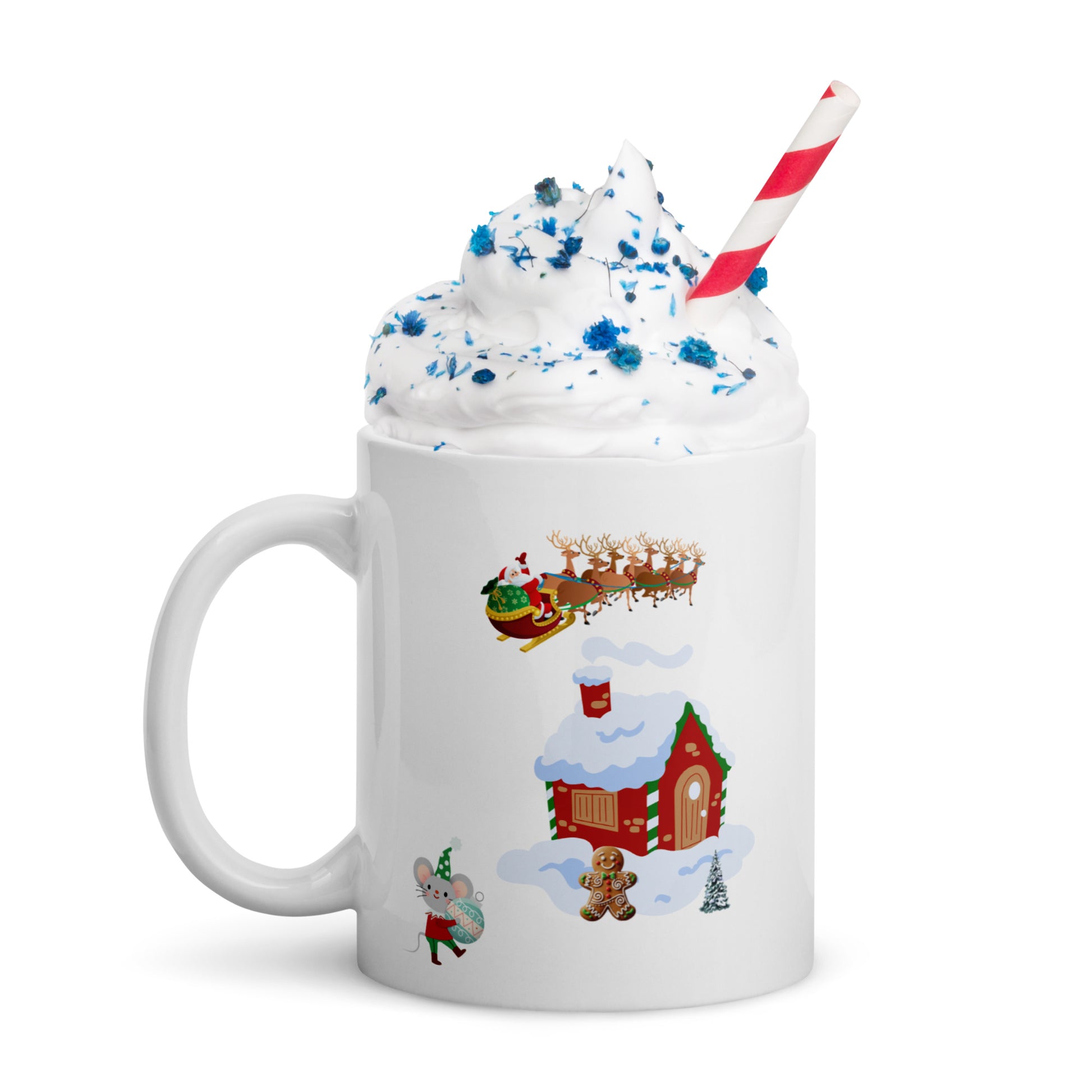 Mug cake au chocolat dans un mug Noël posé près de décorations Noël traditionnelles