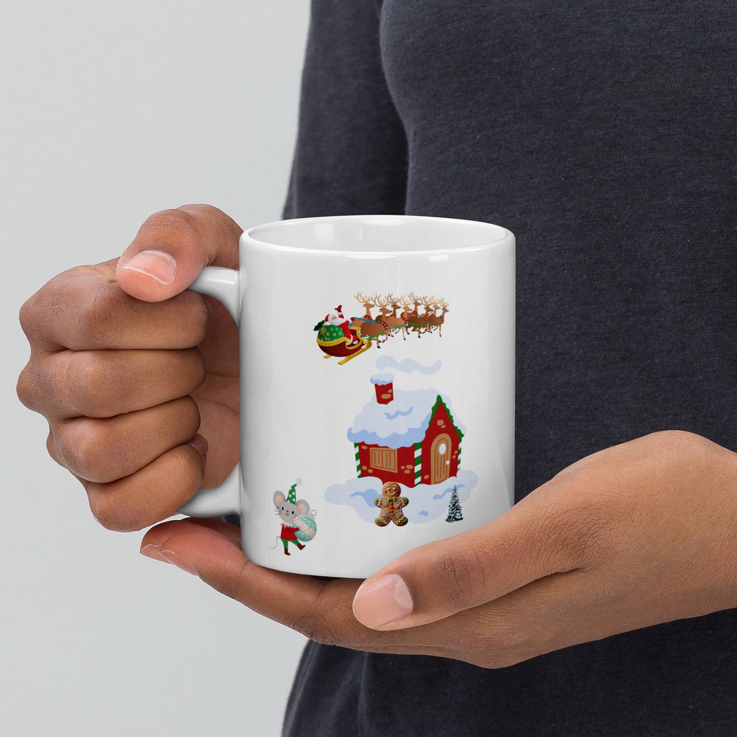 Mug cake prêt à déguster dans un mug Noël posé sur une table avec décorations Noël