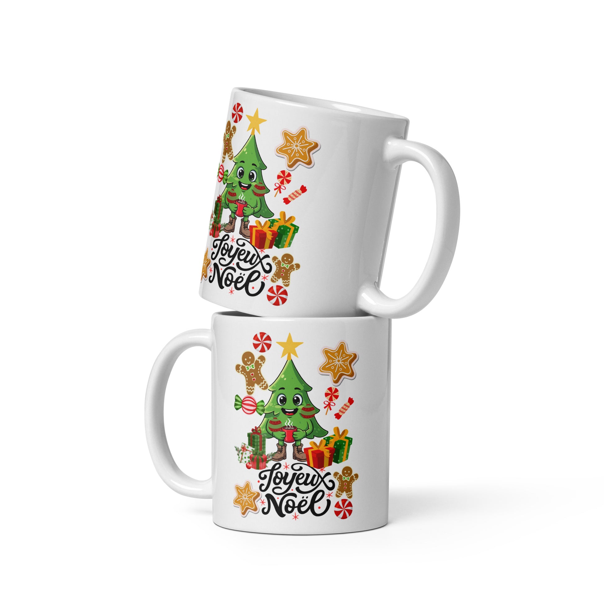 Mug cake de Noël cuit au micro-ondes dans une tasse blanche
