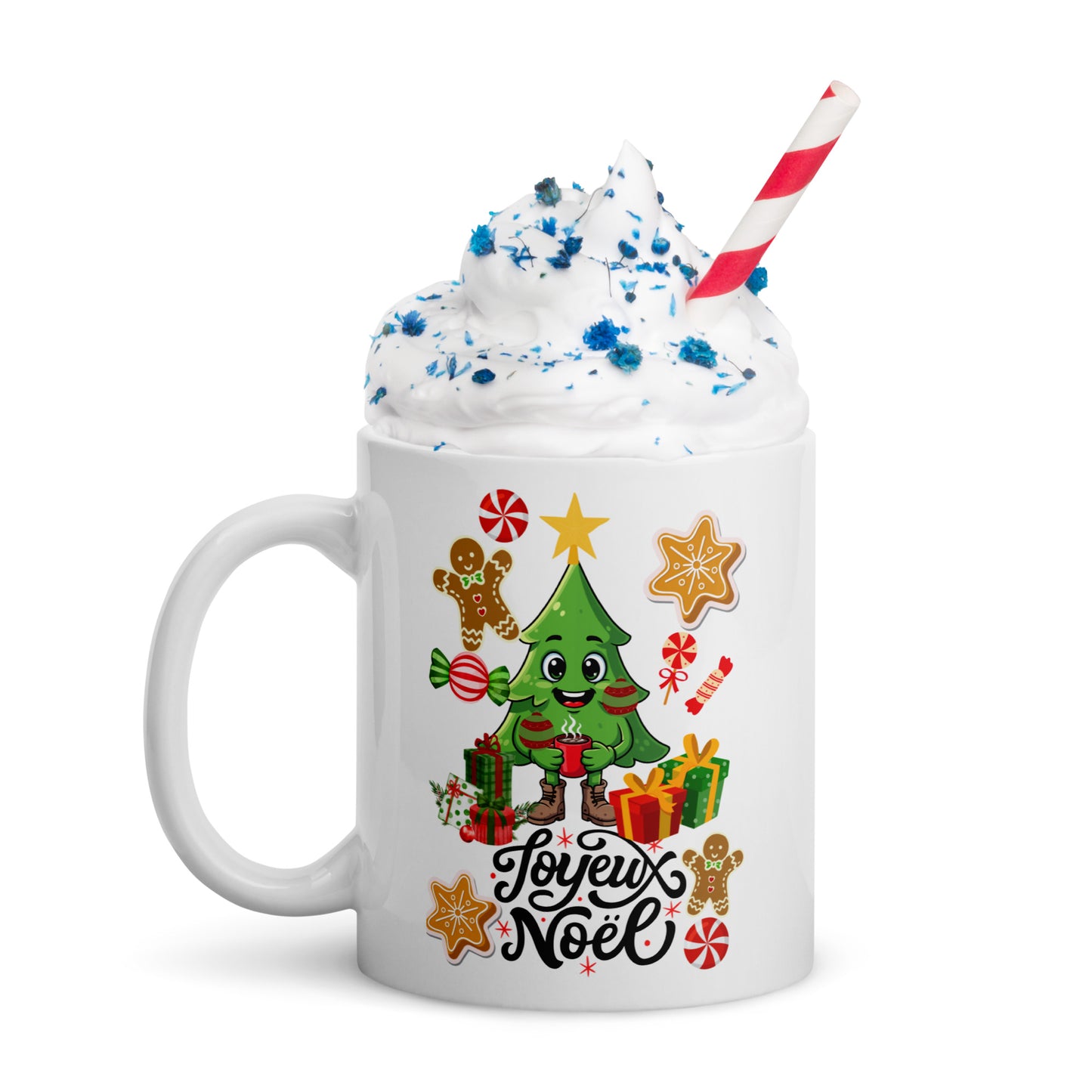 Préparation d’un mug cake de Noël dans une tasse blanche