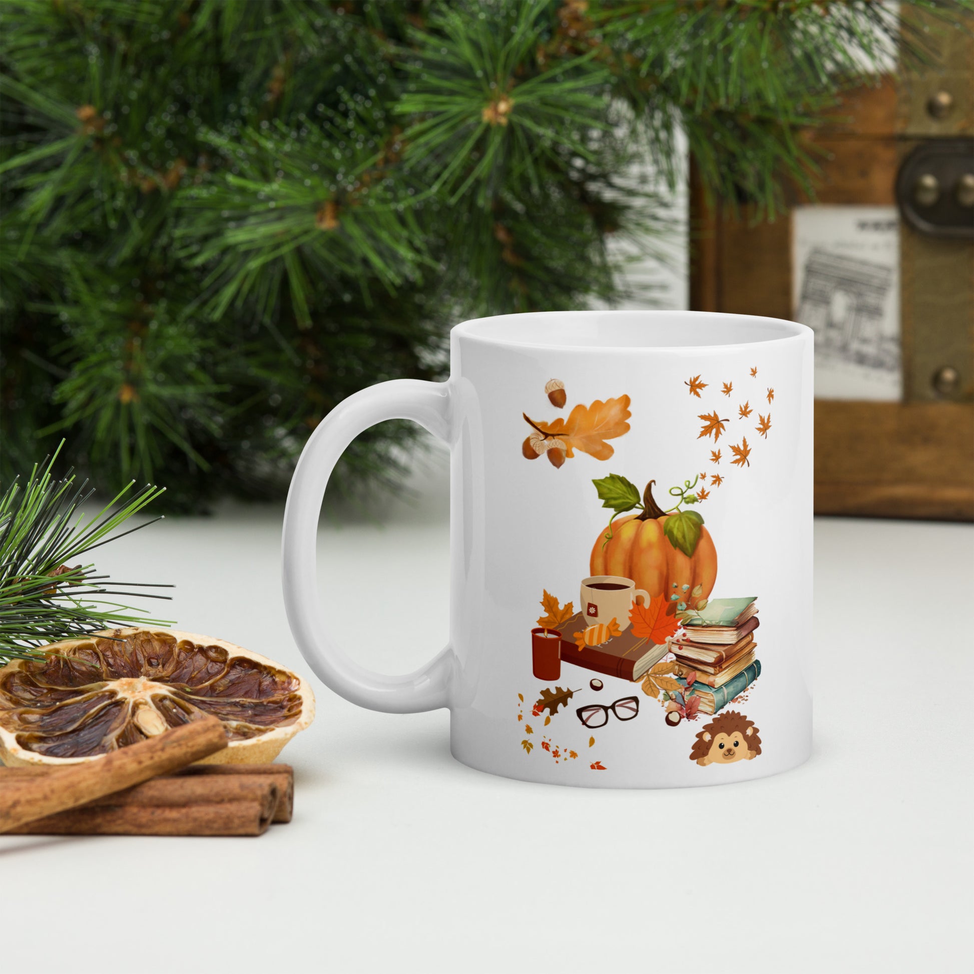 Mug halloween citrouille rempli de chocolat chaud avec guimauves, décor d’automne