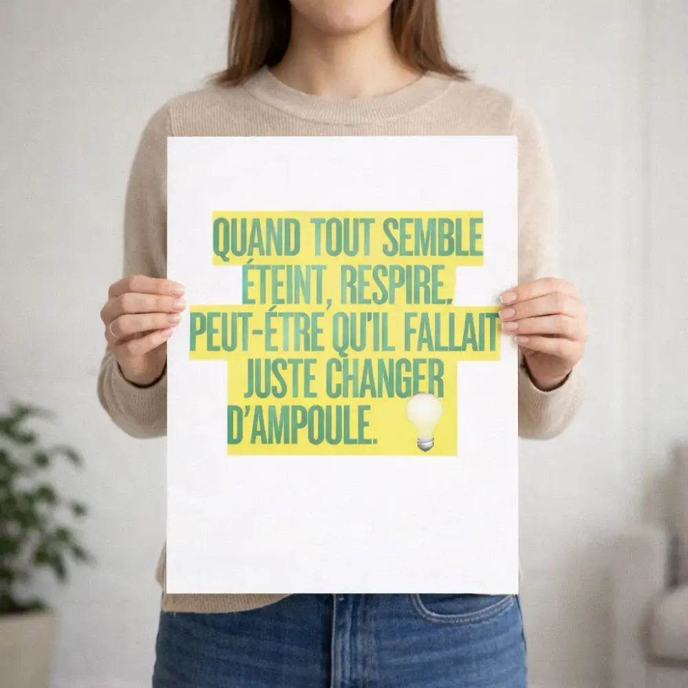 Poster inspirant blanc avec texte vert sur fond jaune et illustration ampoule pour décoration murale motivation