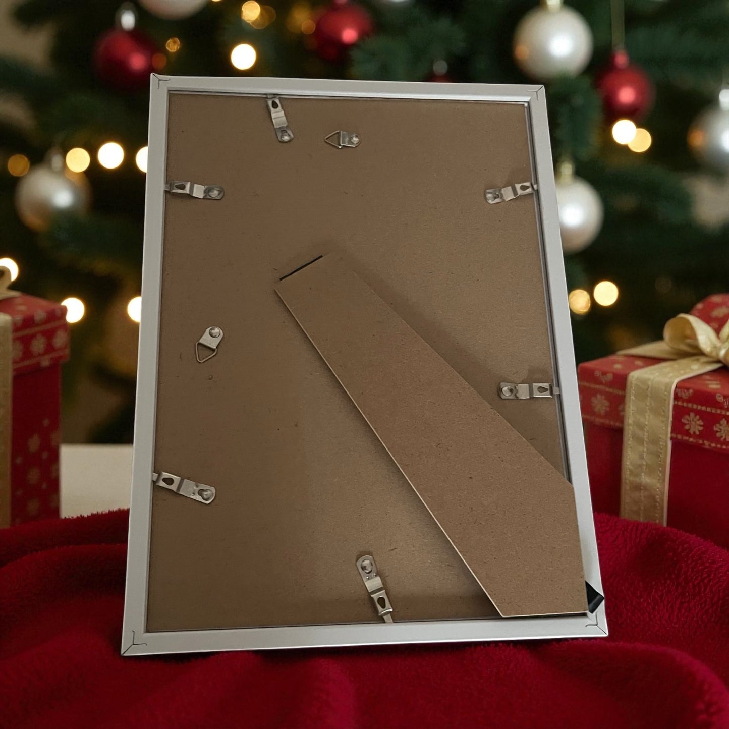 Affiche Noël dans un cadre blanc utilisée comme art mural festif